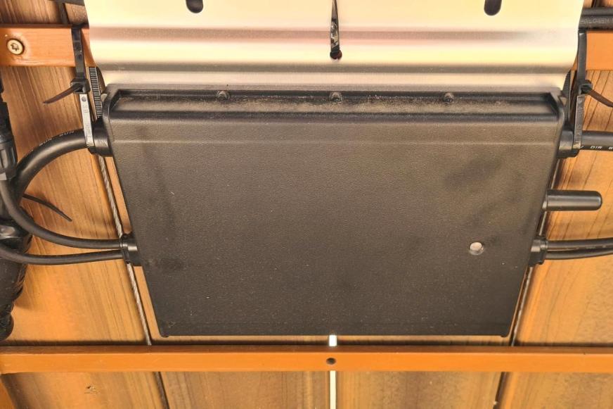 Ein Hoymiles HM-800 Mikrowechselrichter wird im Test gezeigt.